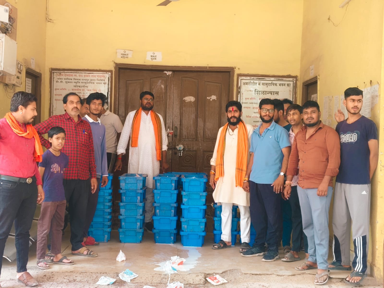 नगर निगम की कार्रवाई के खिलाफ देवभोग मिल्क पार्लर संघ का उग्र प्रदर्शन; निगम कार्यालय में दूध बहाकर जताया विरोध