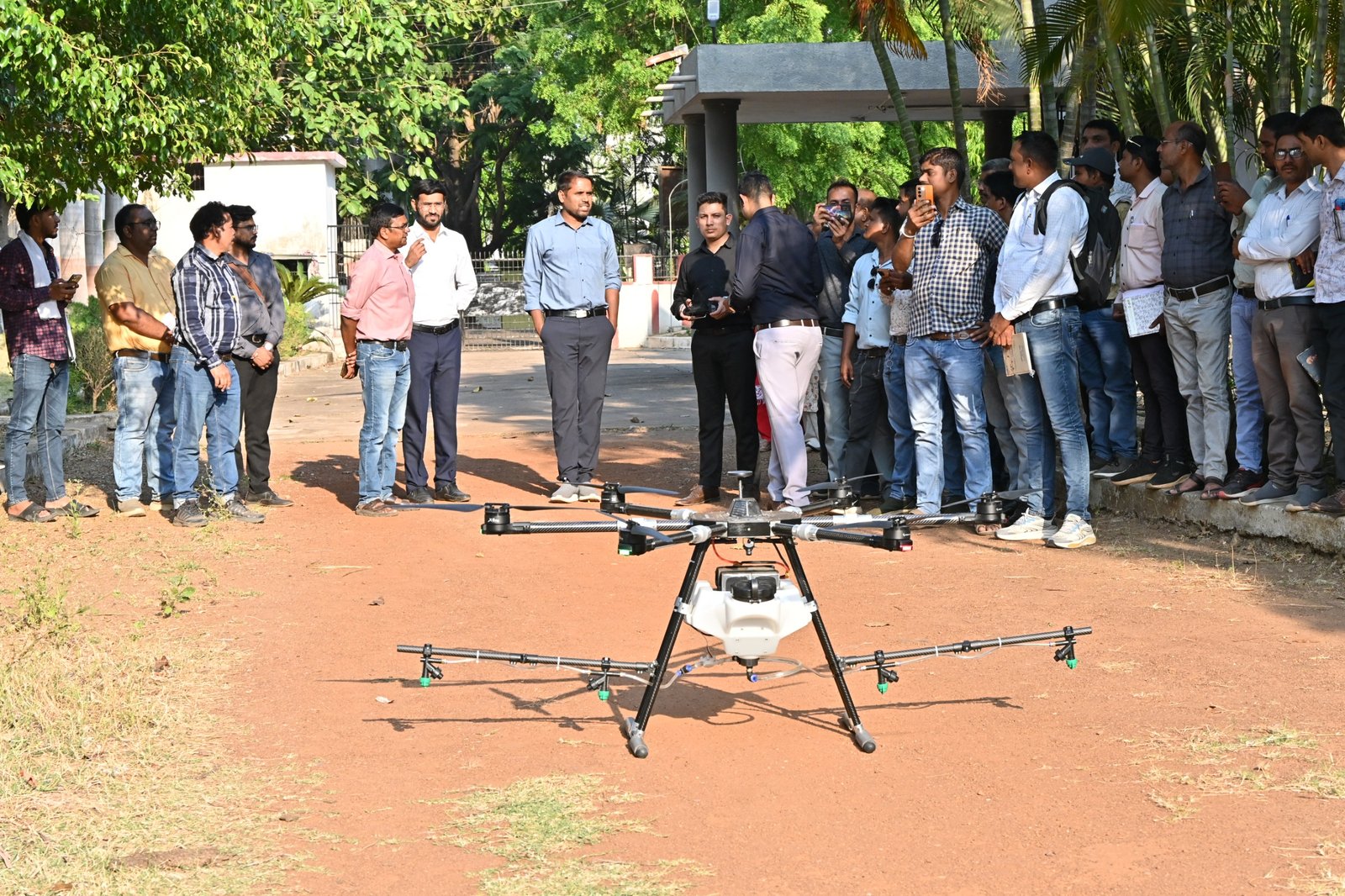 कलेक्टर की पहल से धमतरी में हाईटेक खेती की ओर कदम ड्रोन तकनीक से किसानों को मिलेगा लाभ