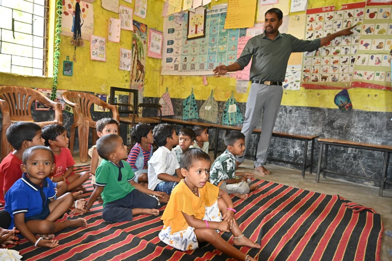 डुबान प्रभावित उरपुटी आंगनबाड़ी केंद्र का कलेक्टर ने किया औचक निरीक्षण