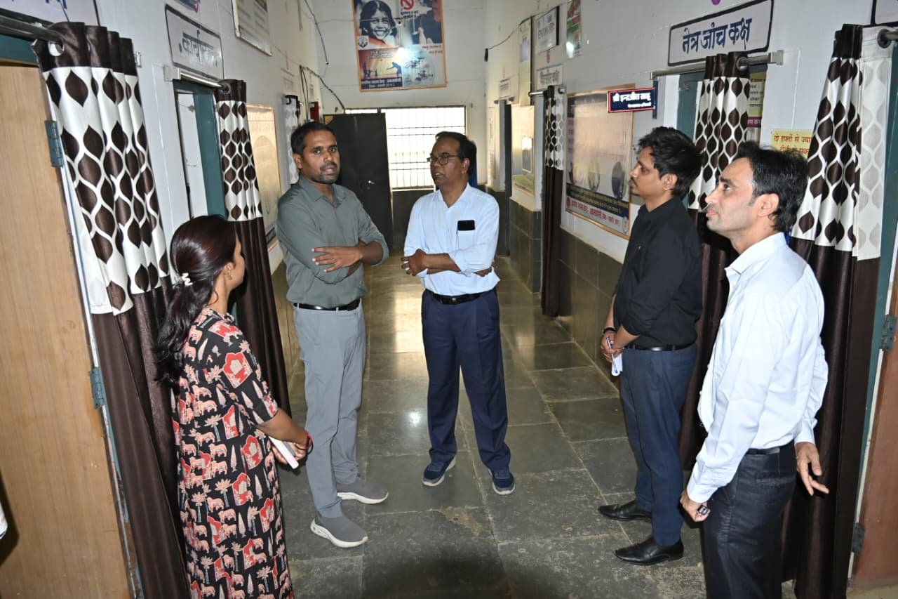अकलाडोंगरी स्वास्थ्य केंद्र का कलेक्टर ने किया निरीक्षण, स्वास्थ्य सेवाओं को सुदृढ़ करने दिए त्वरित निर्देश