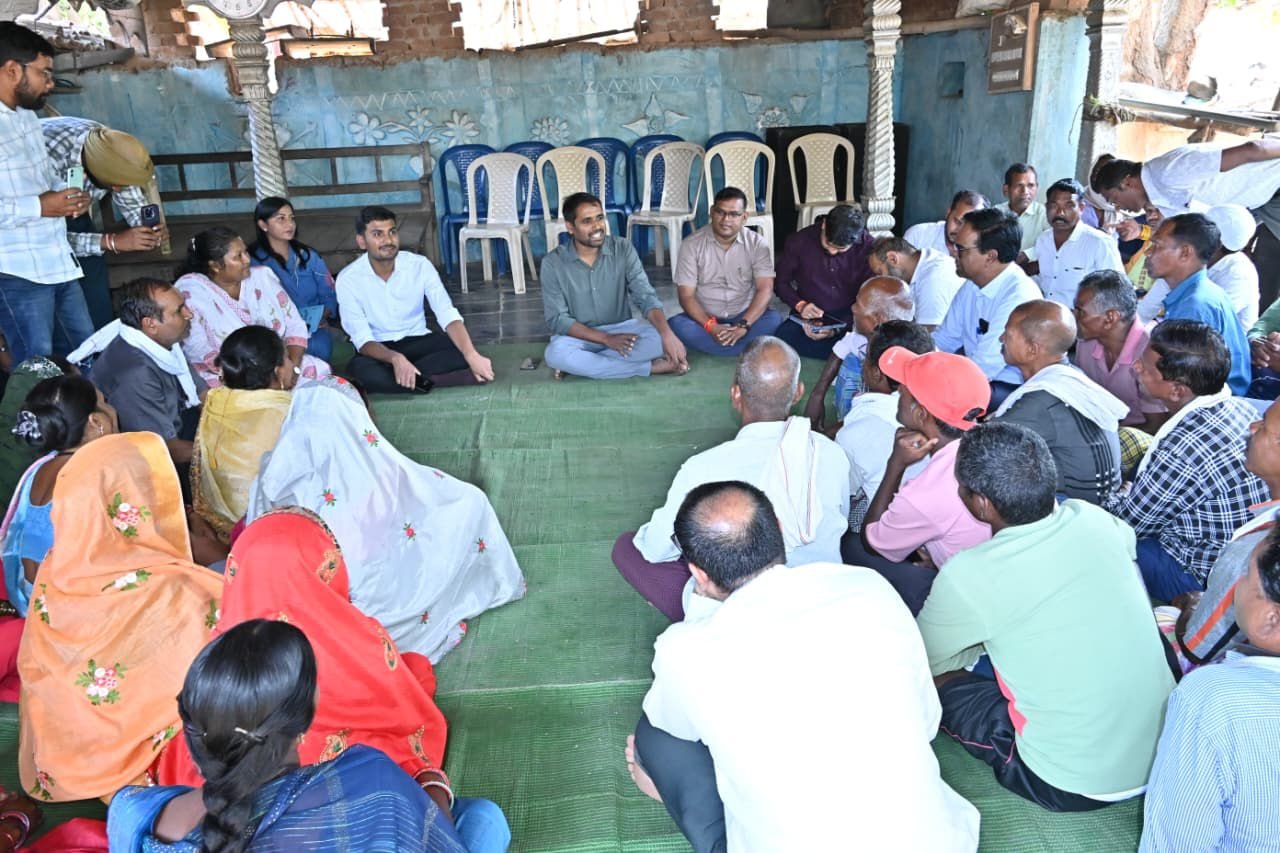 डुबान प्रभावित उरपुटी में ग्रामीणों के बीच पहुंचे कलेक्टर: समस्याओं के समाधान का दिया भरोसा