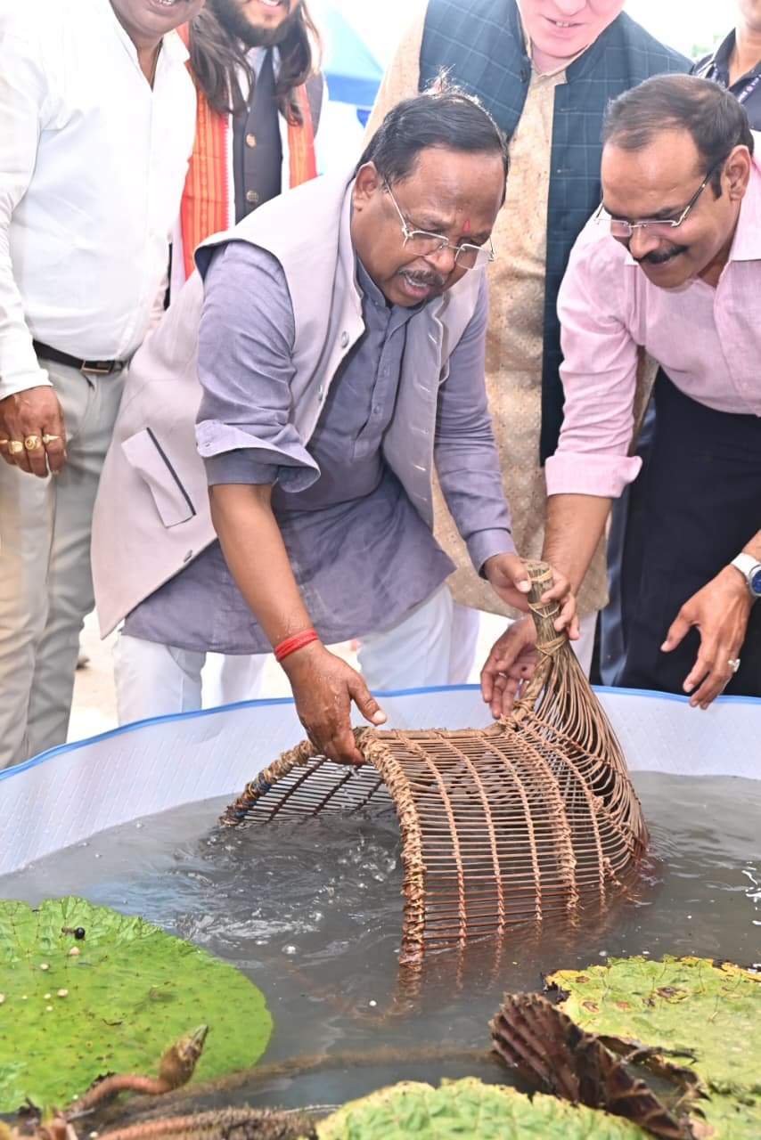 महिलाओं के मोबाईल में बजी खुशियों की घंटी , महतारी वंदन की 26वीं किश्त जारी