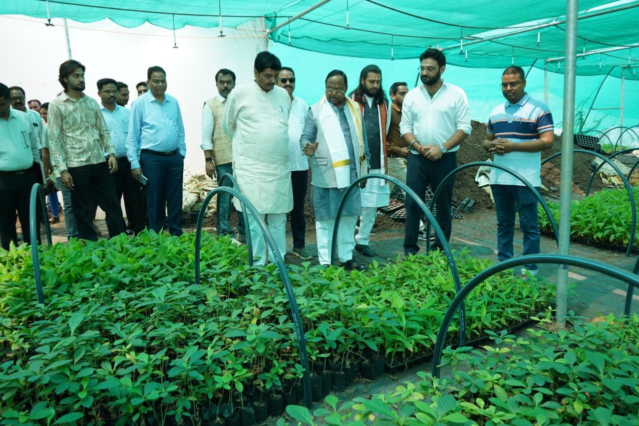 कृषि मंत्री रामविचार नेताम ने लिंगाडीह में मखाना सेंटर का किया अवलोकन