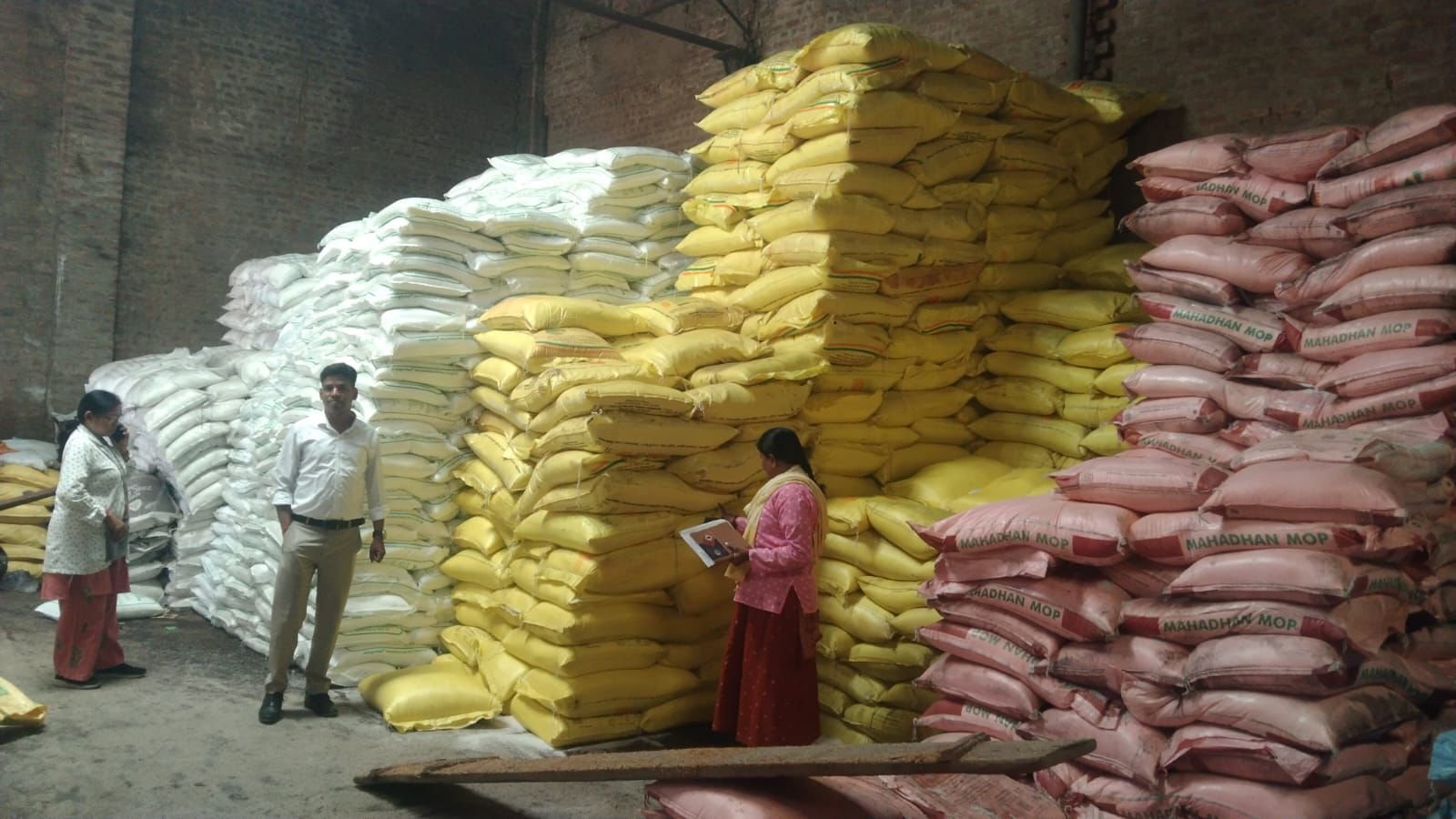 उर्वरक विक्रय केन्द्रों पर सख्ती: 09 केन्द्रों में विक्रय प्रतिबंध, कई को कारण बताओ नोटिस