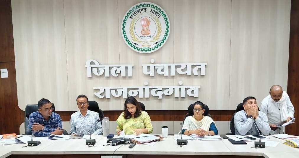 सीईओ जिला पंचायत ने विकास कार्यों के प्रगति की समीक्षा की