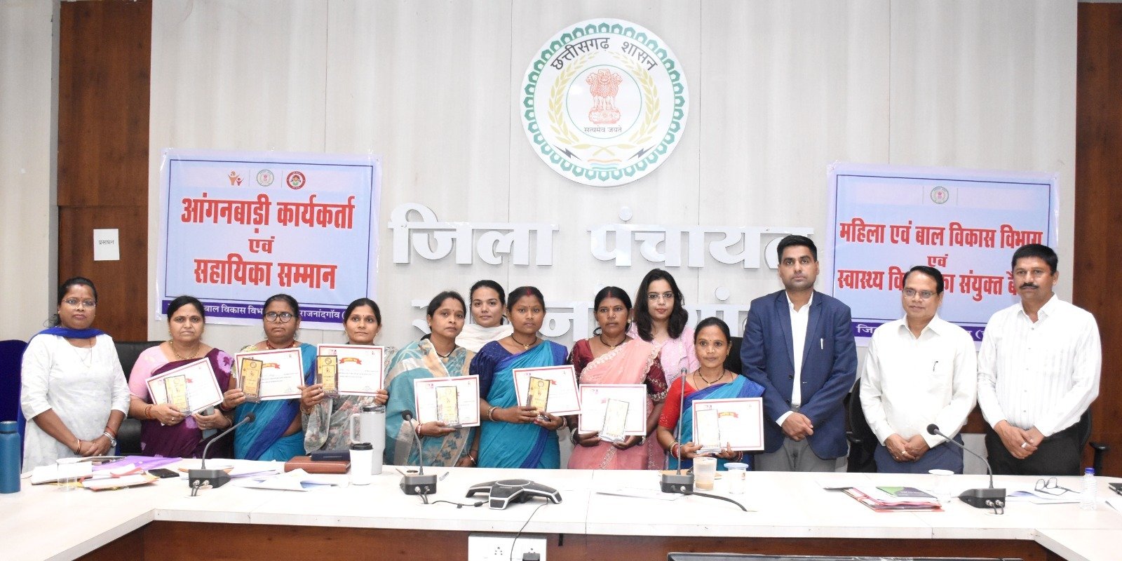 कलेक्टर ने पोट्ठ लईका पहल अंतर्गत उत्कृष्ट कार्य करने वाली आंगनबाड़ी कार्यकर्ताओं को किया सम्मानित