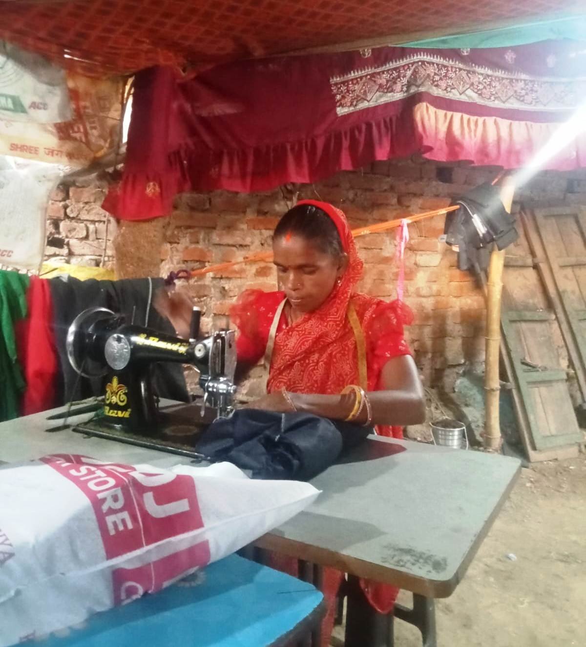 बिहान से बदली सविता की जिंदगी: मजदूरी से सिलाई सेंटर तक का सफर