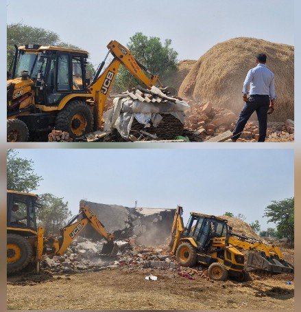 कुरूद के ग्राम कुल्हाड़ी में प्रशासन की बड़ी कार्रवाई, 26 अवैध अतिक्रमण हटाए गए