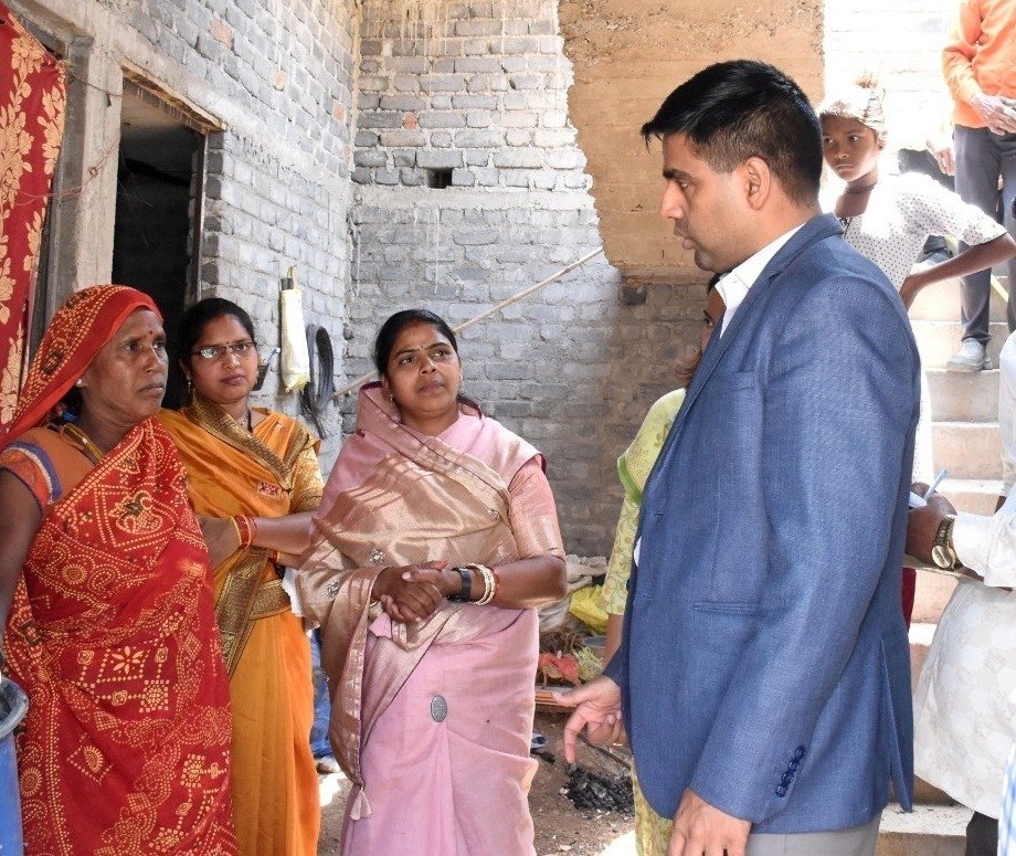 कलेक्टर पीएम आवास योजना की जमीनी हकीकत देखने पहुंचे ग्राम सिंघोला