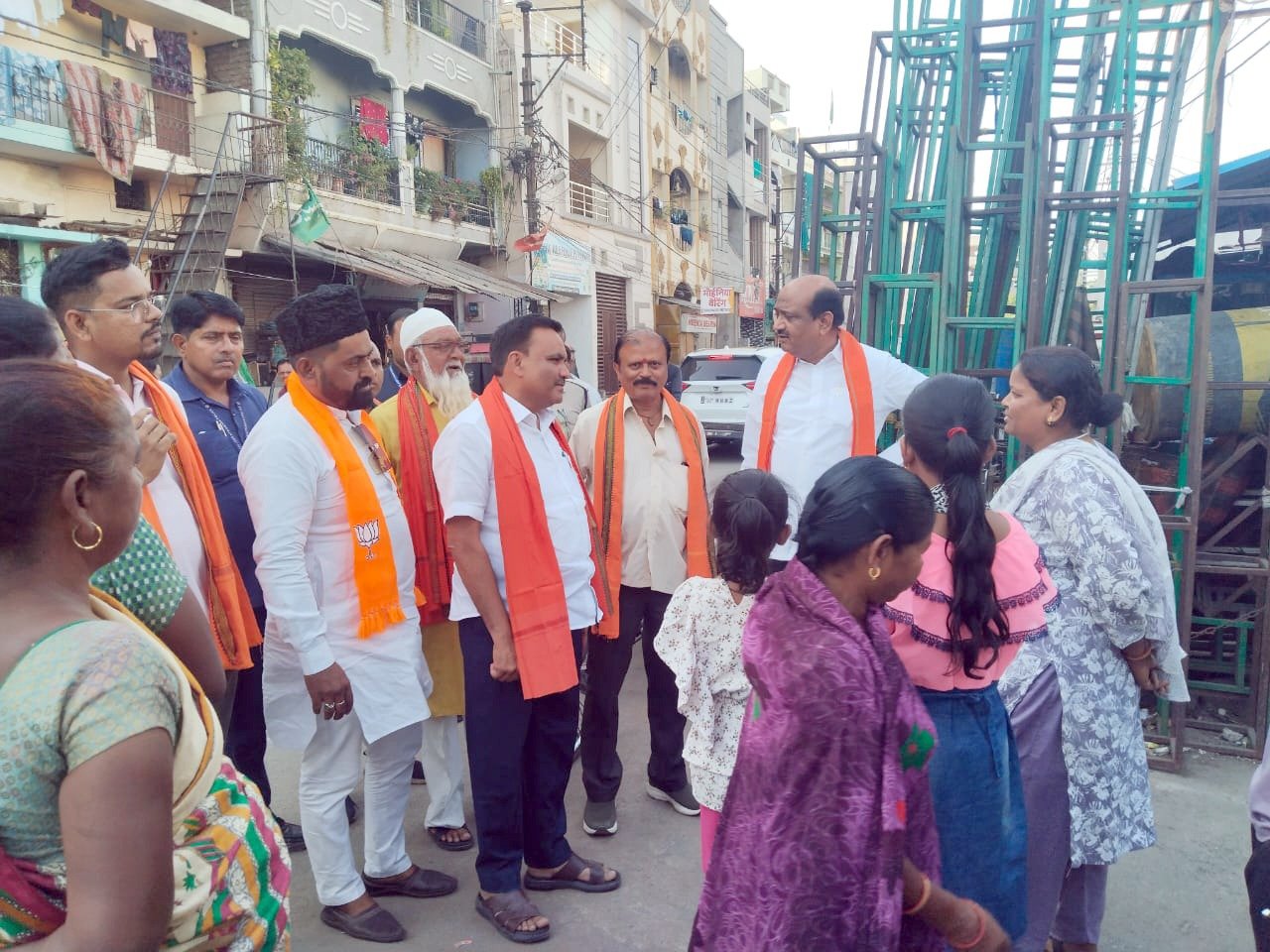 भाजपा स्थापना दिवस पर मौदहापारा में गांव चलो बस्ती चलो अभियान के तहत सरकार की विभिन्न योजना के संबंध में लाभार्थियों से घर-घर जाकर किया नेताओ ने सम्पर्क