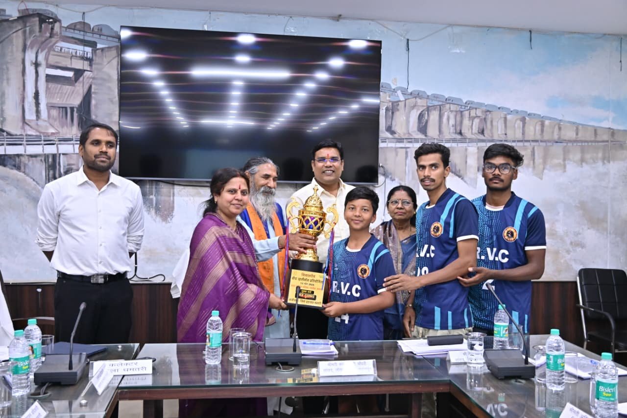 बीच वॉलीबॉल प्रतियोगिता के विजेता खिलाड़ियों ने सांसदद्वय एवं कलेक्टर से की सौजन्य भेंट