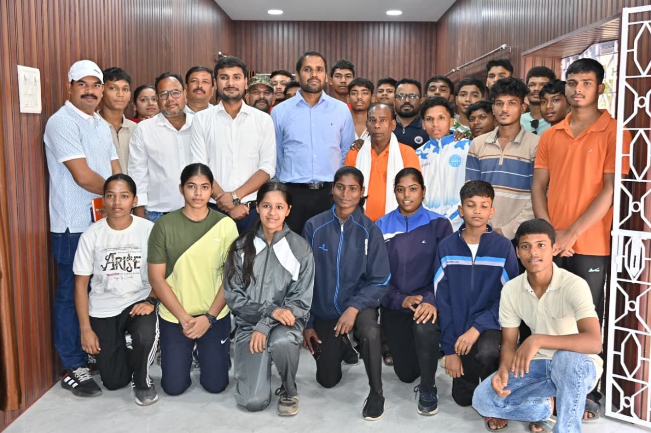 नेशनल गेम्स में भाग लेने वाले खिलाड़ियों ने कलेक्टर से की मुलाकात