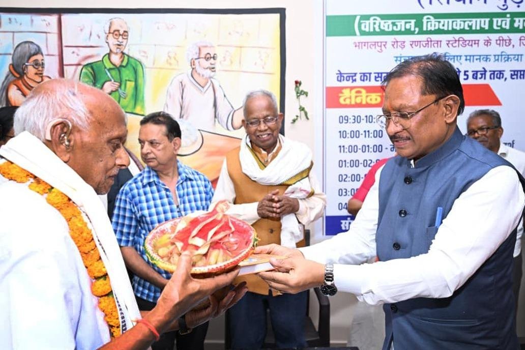 मुख्यमंत्री विष्णु देव साय ने सियान गुड़ी का किया शुभारंभ : बुजुर्गों के साथ कैरम खेलकर वरिष्ठजनों का बढ़ाया हौंसला