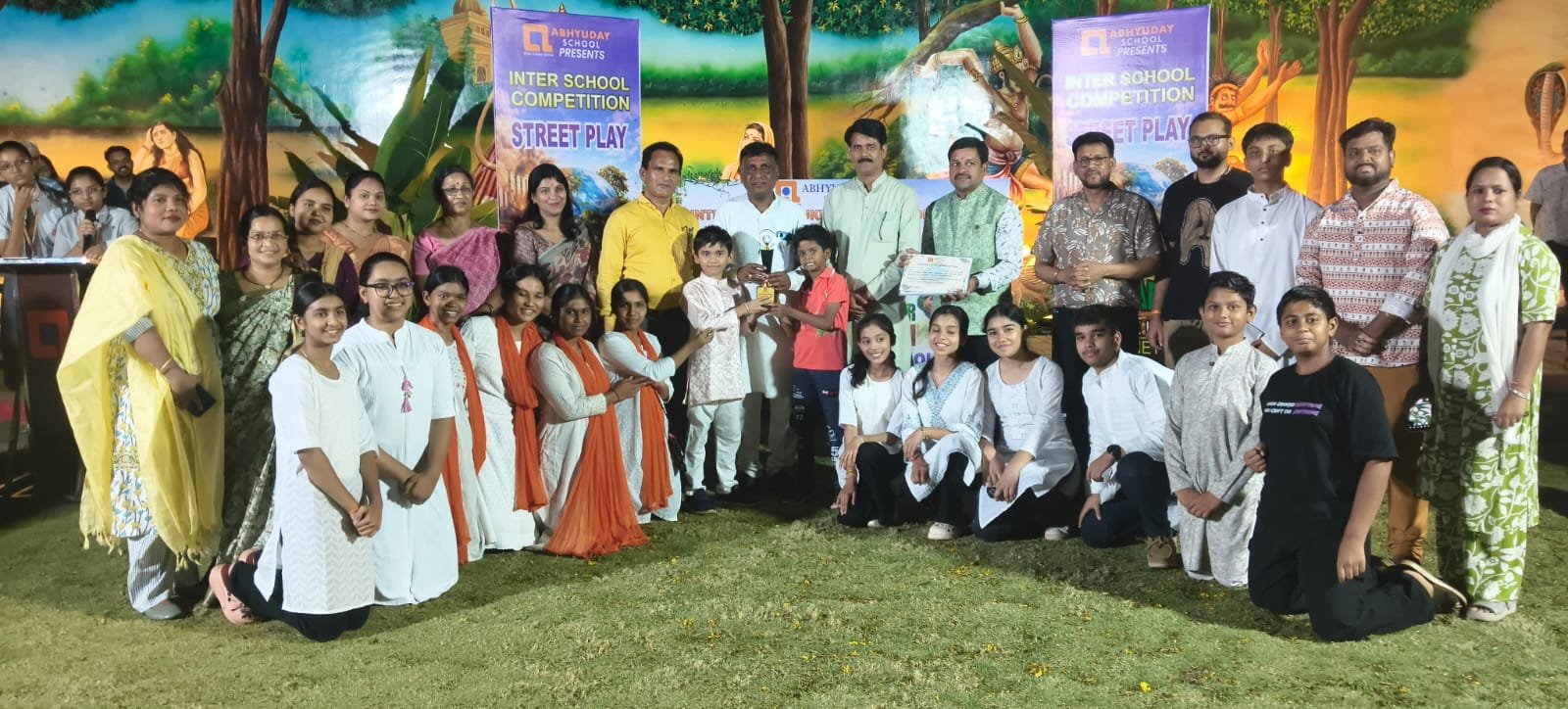 अंतर्विद्यालयीन नुक्कड़ नाटक प्रतियोगिता में गुरुकुल सर्वश्रेष्ठ गुरुकुल ने किया सोशल मीडिया के प्रति जागरूक