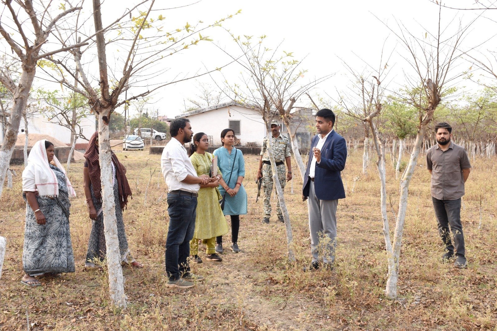 कलेक्टर ने गठुला में टसर परिवर्तन केन्द्र का किया निरीक्षण