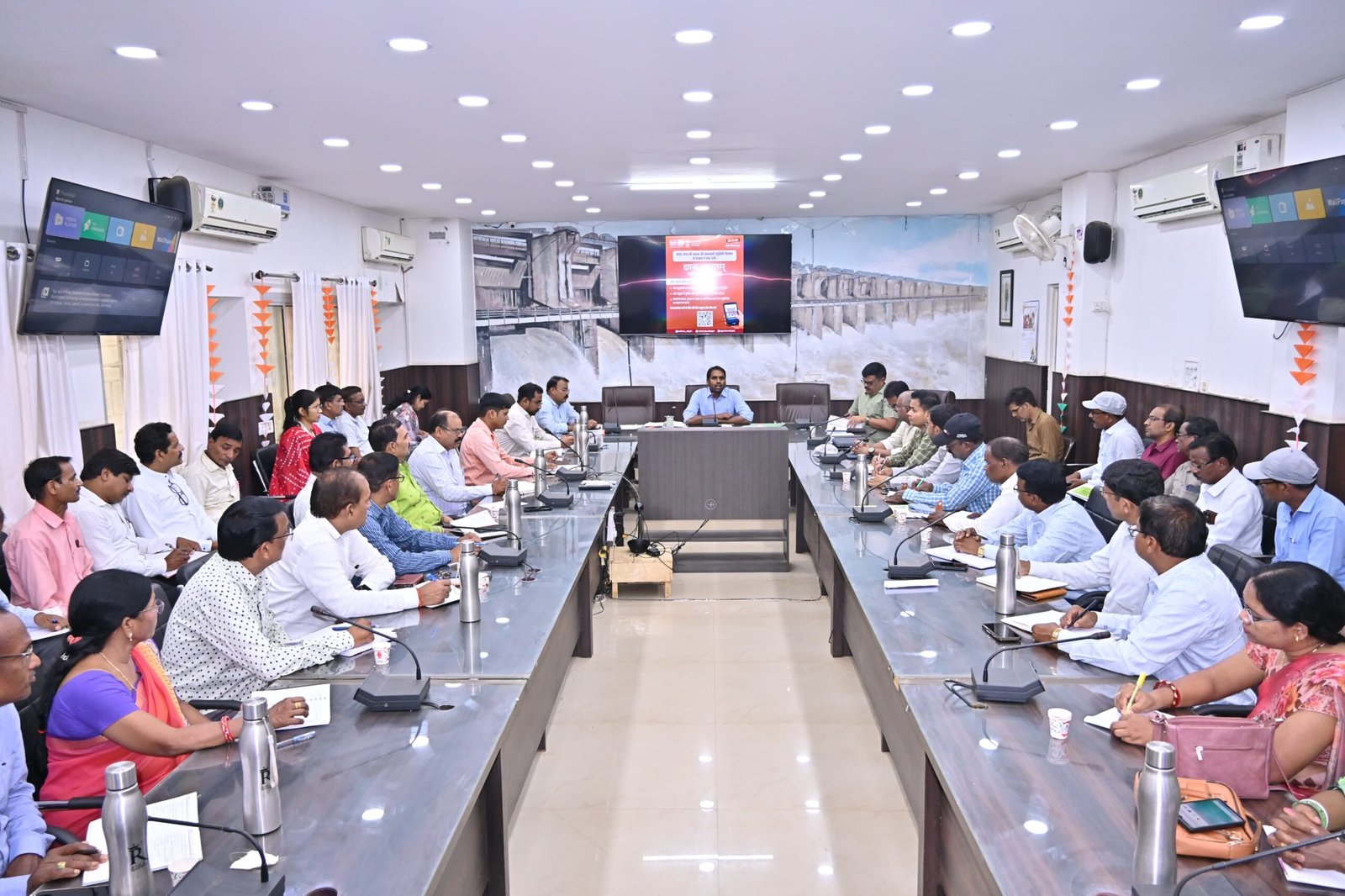 शिक्षा विभाग के कार्यों की कलेक्टर ने की समीक्षा, नवाचार और प्रशिक्षण पर दिया जोर