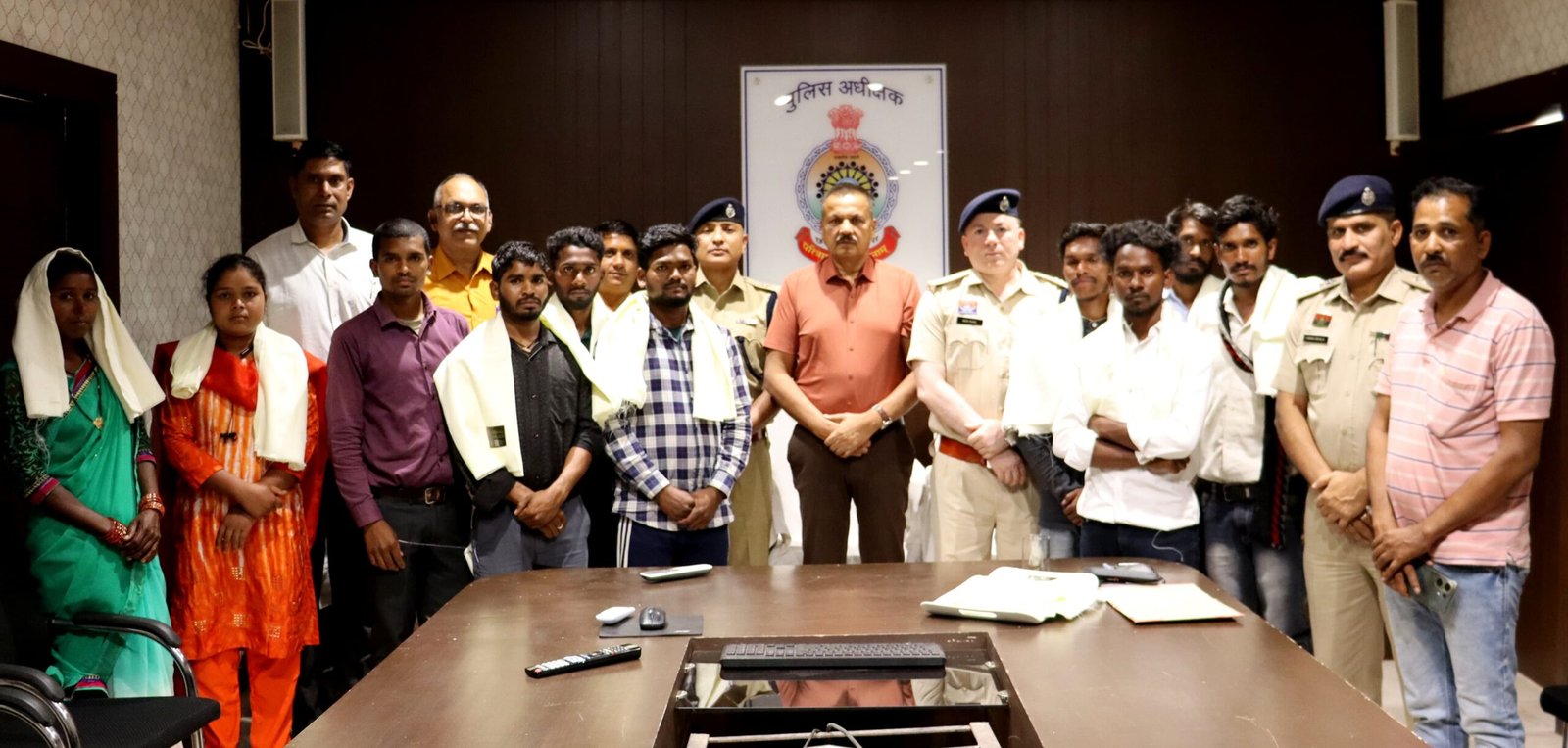 कबीरधाम पुलिस अधीक्षक धमेन्द्र सिंह (आईपीएस) ने नक्सल प्रभावित क्षेत्रों में शिक्षा की अलख जगाने वाले शिक्षकों का किया सम्मान