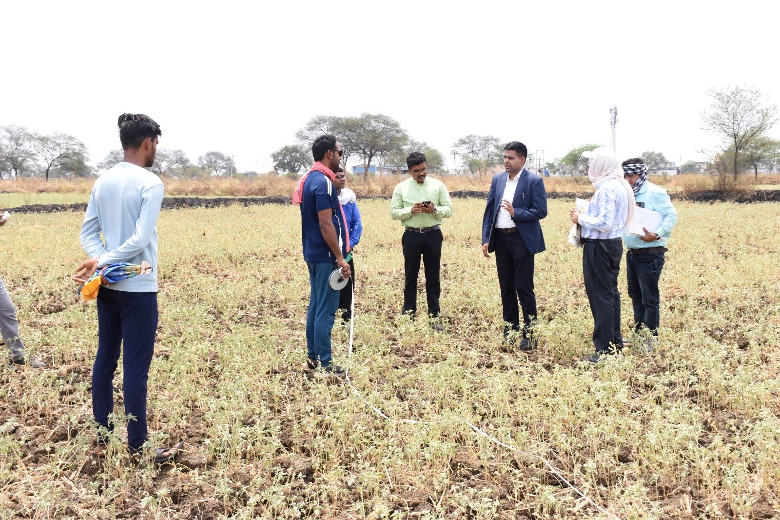 कलेक्टर ने कन्हारपुरी के खेतों में पहुंचकर मौके पर सीमांकन कार्य का लिया जायजा