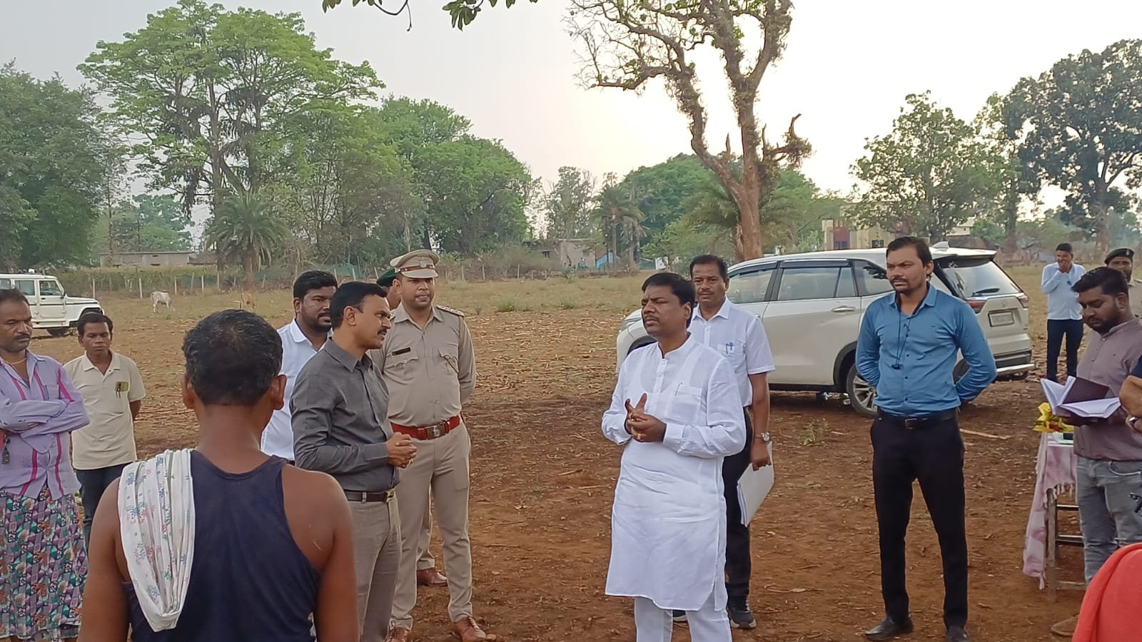 वन मंत्री केदार कश्यप ने दहिकोंगा तेंदूपत्ता फड़ का किया निरीक्षण