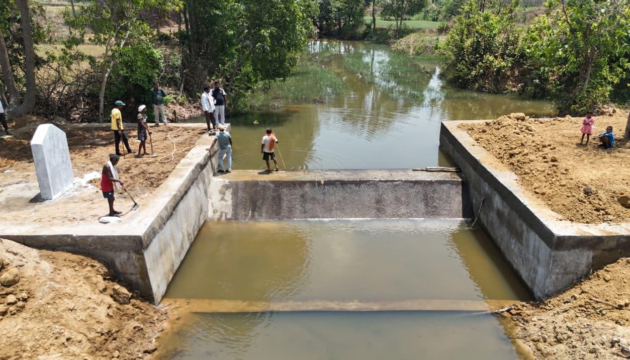 चेक डैम से बदली तस्वीर: जल संरक्षण ने गांवों को बनाया आत्मनिर्भर