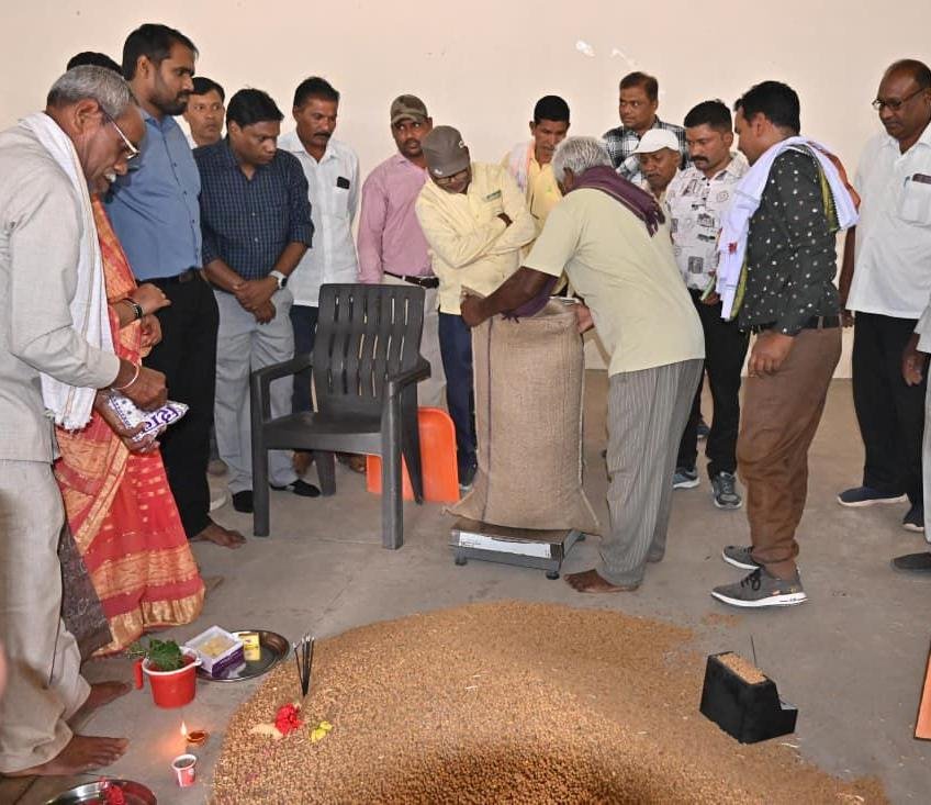 धमतरी में समर्थन मूल्य चना खरीदी ने पकड़ी रफ्तार  76 हज़ार क्विंटल की हुई खरीदी  उपार्जन केंद्रों पर बढ़ी किसानों की भीड़