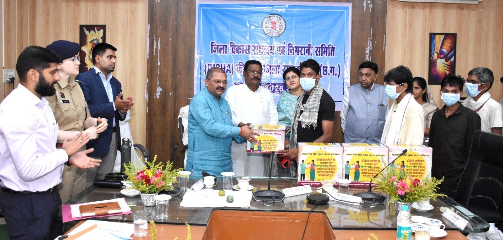 सांसद संतोष पाण्डेय बने निक्षय मित्र,  सांसद ने टीबी मरीजों को प्रदान किए पोषण किट