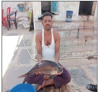 मछली पालन से आत्मनिर्भर बने प्रकाश धीवर, क्षेत्र के 20 लोगों को दे रहे रोजगार