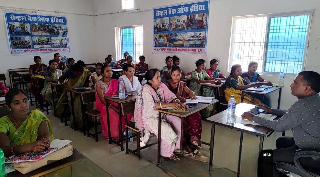 पशु सखियों के प्रशिक्षण से ग्रामीण अर्थव्यवस्था को नई दिशा