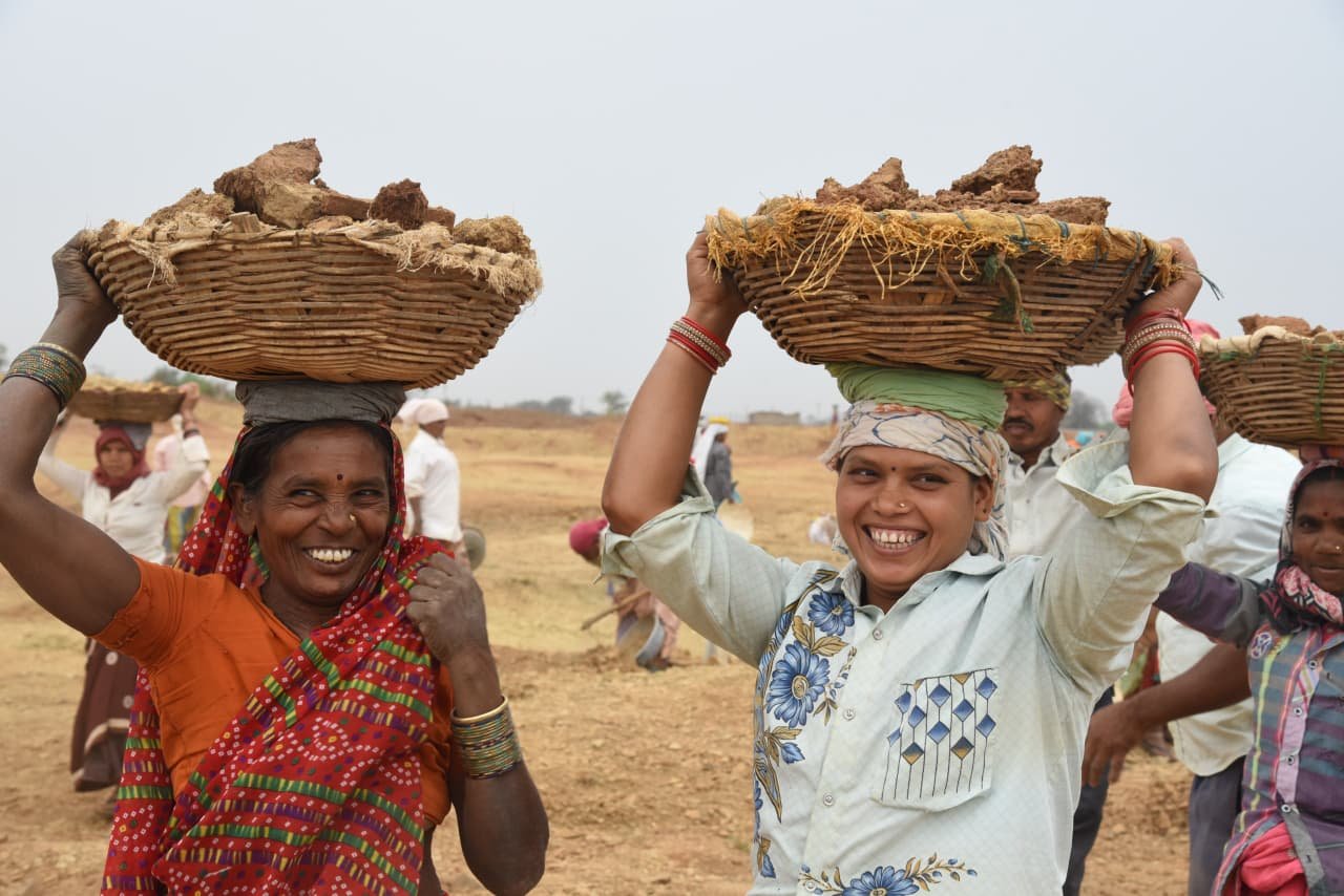 सुरक्षा, सम्मान और स्वावलंबन की बन रही नई पहचान  छत्तीसगढ़ में आर्थिक और सामाजिक सशक्त हो रहीं महिला श्रमिक