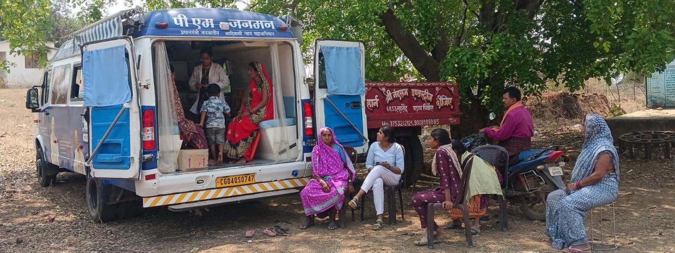 वनांचलों की ‘संजीवनी’ बनी मोबाइल मेडिकल यूनिट: साढ़े तीन माह में 2000 से अधिक ग्रामीणों का हुआ निःशुल्क उपचार