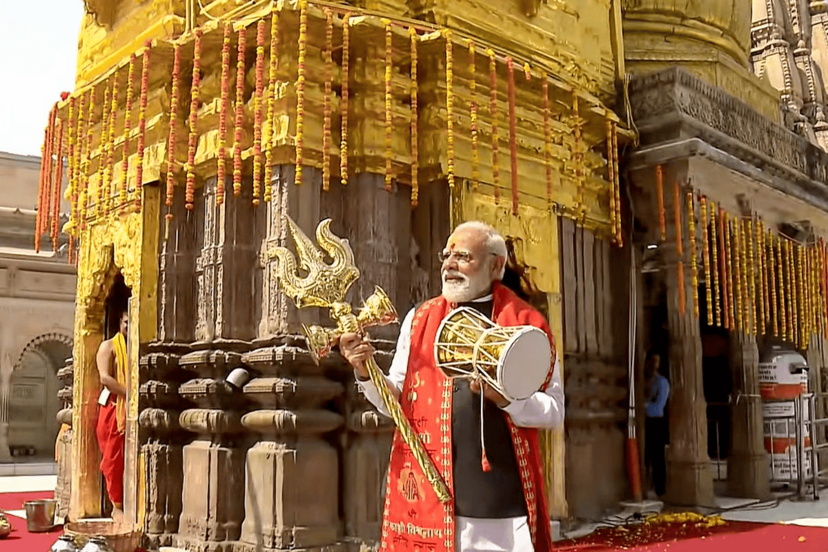 पीएम मोदी ने वाराणसी में किया 14 किलोमीटर लंबा रोड शो, काशी विश्वनाथ की पूजा-अर्चना की