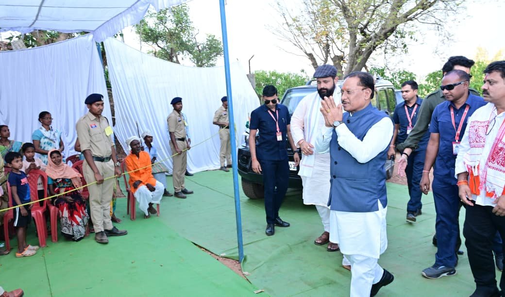 मुख्यमंत्री  विष्णुदेव साय ने पूर्व विधायक स्व. श्री जगेश्वर राम भगत को दी श्रद्धांजलि जनसेवा को समर्पित उनके जीवन को किया नमन ग्राम कोमड़ो में उनके घर पहुंचकर परिजनों से मुलाकात कर शोक संतप्त परिवार को दी सांत्वना