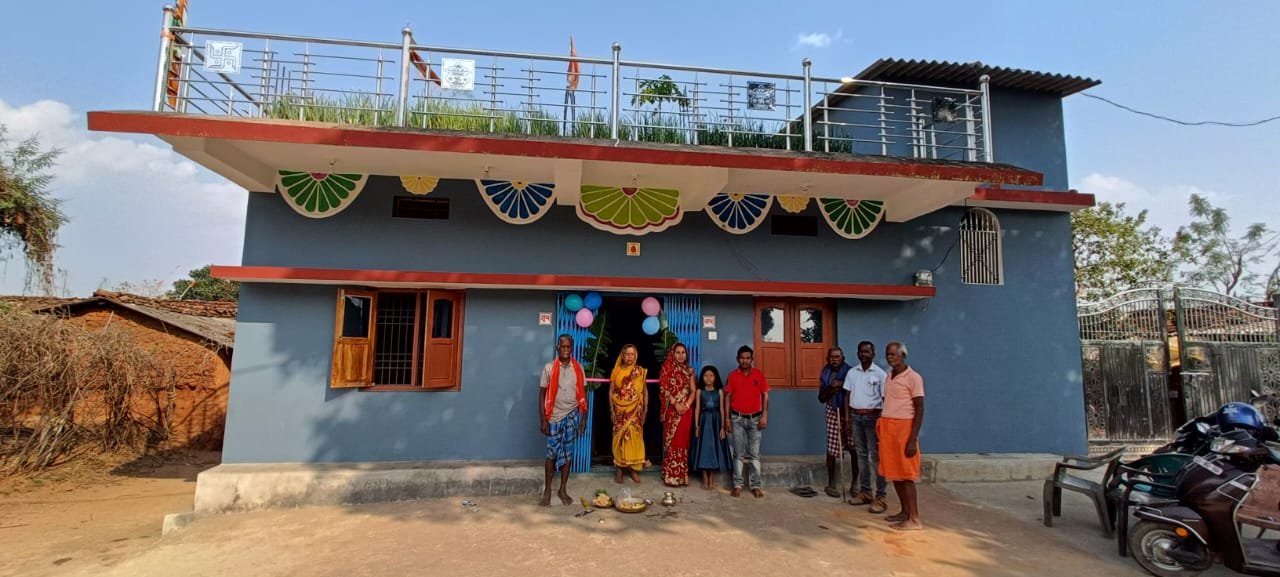 प्रधानमंत्री आवास योजना से कैलाशदानी को मिला सुंदर घर बारिश के मौसम में छत से पानी टपकने और जहरीली जीव जंतु के डर से मिली राहत