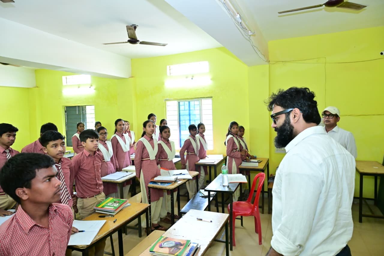 कलेक्टर ने संकल्प शिक्षण संस्थान का किया निरीक्षण इंजीनियरिंग और मेडिकल की तैयारी कर रहे बच्चों से की चर्चा कलेक्टर ने बच्चों से कहा तैयार ऐसी करो की भारत के प्रसिद्ध शासकीय इंजीनियरिंग और मेडिकल कालेज में मिले प्रवेश