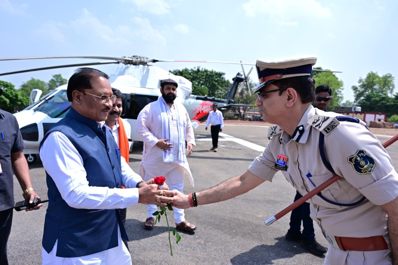 मुख्यमंत्री  विष्णुदेव साय का हुआ जशपुर आगमन हेलीपैड पर आमजनों, जनप्रतिनिधियों एवं अधिकारियों ने किया आत्मीय स्वागत