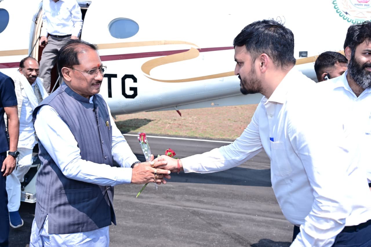 मुख्यमंत्री  विष्णुदेव साय आगडीह एयरस्ट्रिप पहुंचे, हुआ आत्मीय स्वागत