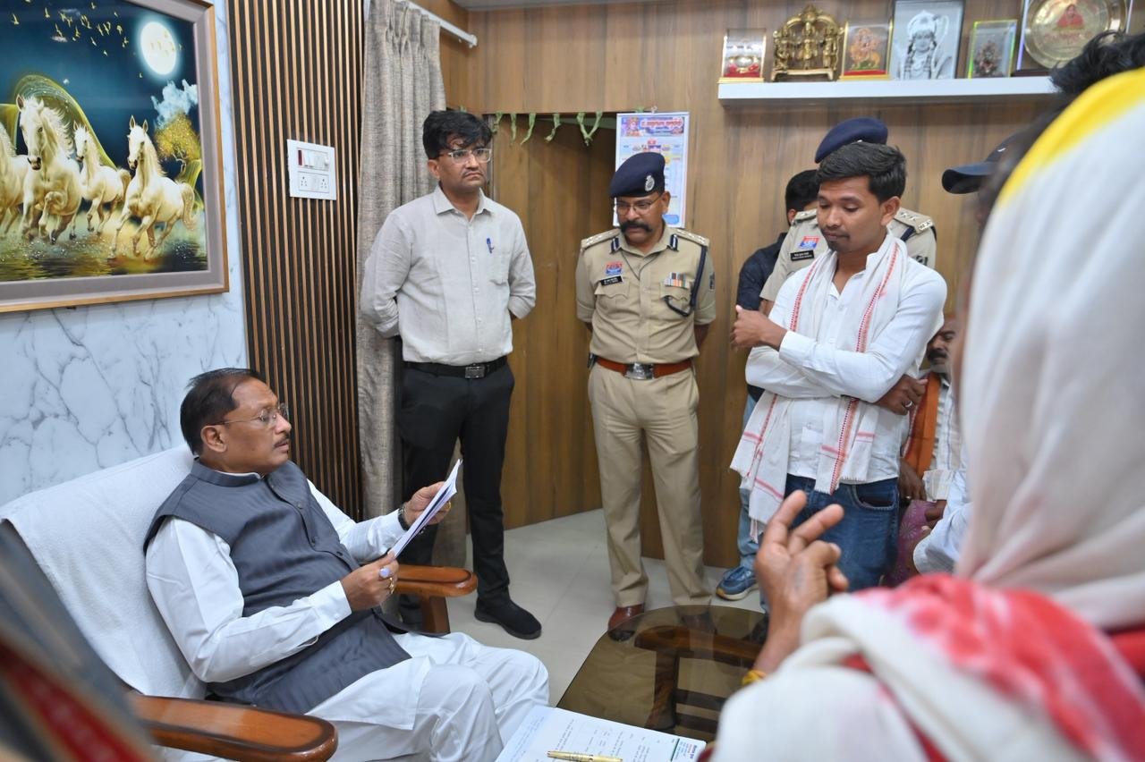 मुख्यमंत्री श्री साय ने बगिया में जनदर्शन में सुनी आमजनों की समस्याएं आवेदनों का गंभीरता से निराकरण करने के दिए निर्देश