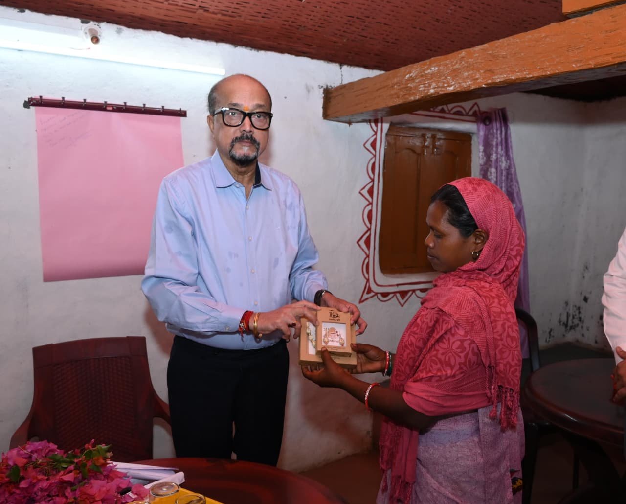 राज्यपाल रमेन डेका ने केरेगांव होम-स्टे का किया भ्रमण आदिवासी संस्कृति,आतिथ्य परंपरा और रोजगार संवर्धन की पहल की सराहना