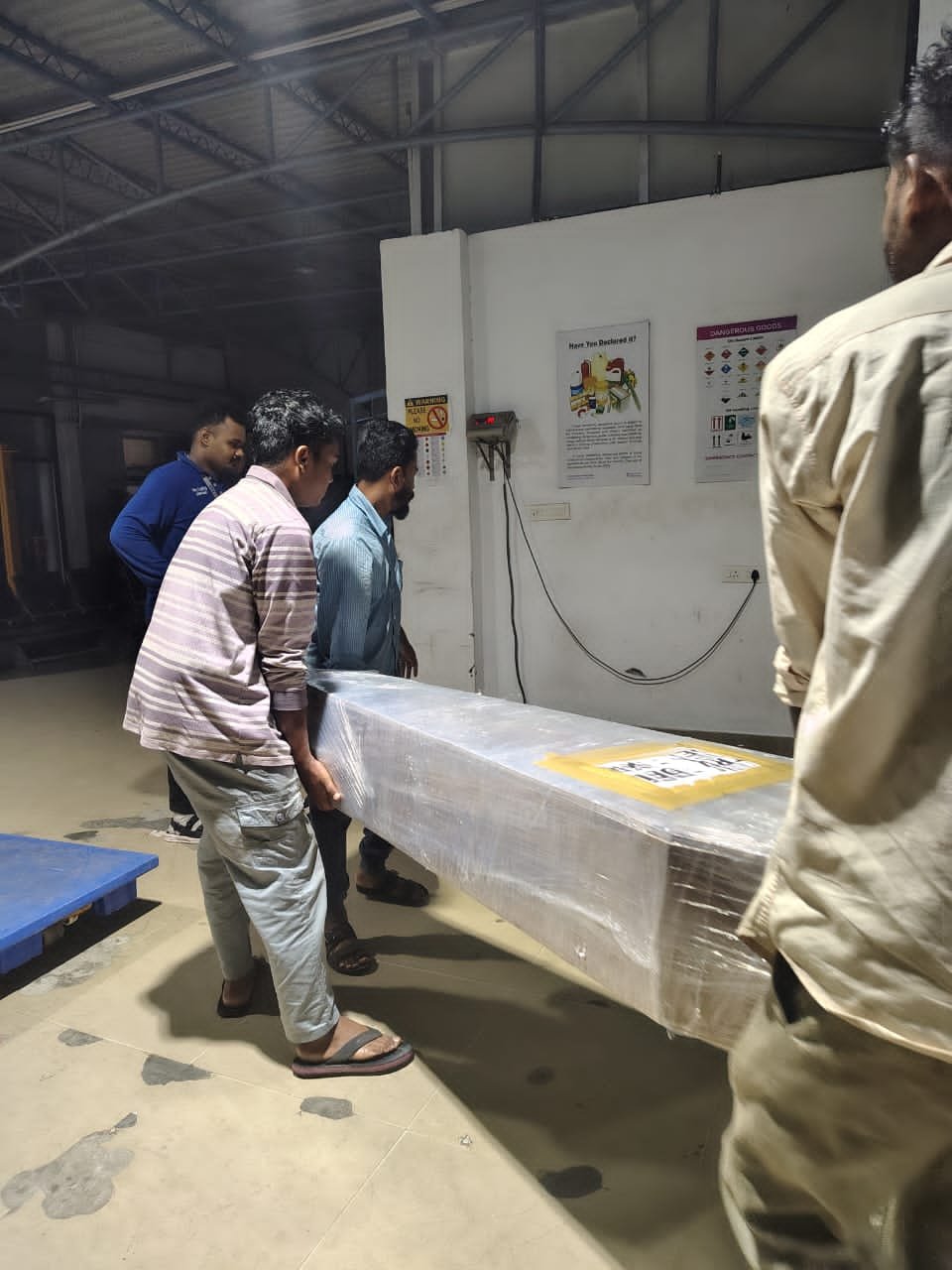 मुख्यमंत्री कैंप कार्यालय की संवेदनशील पहल मृतक मृत्युंजय सिंह का पार्थिव शरीर केरल से एयरलिफ्ट कर लाया गया रांची, जहां से पहुंचाया गया उनके गृह ग्राम