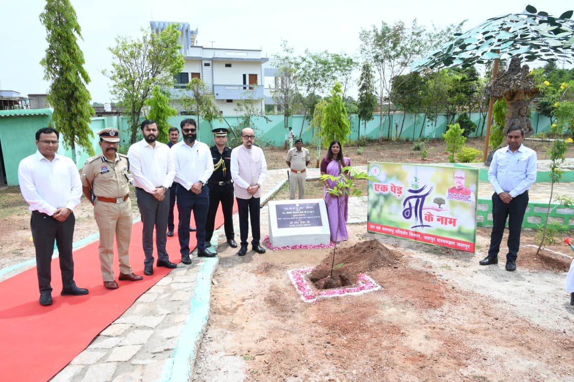 राज्यपाल रमेन डेका ने जशपुर मातृत्व वन में सीता अशोक के पौधे का रोपण किए