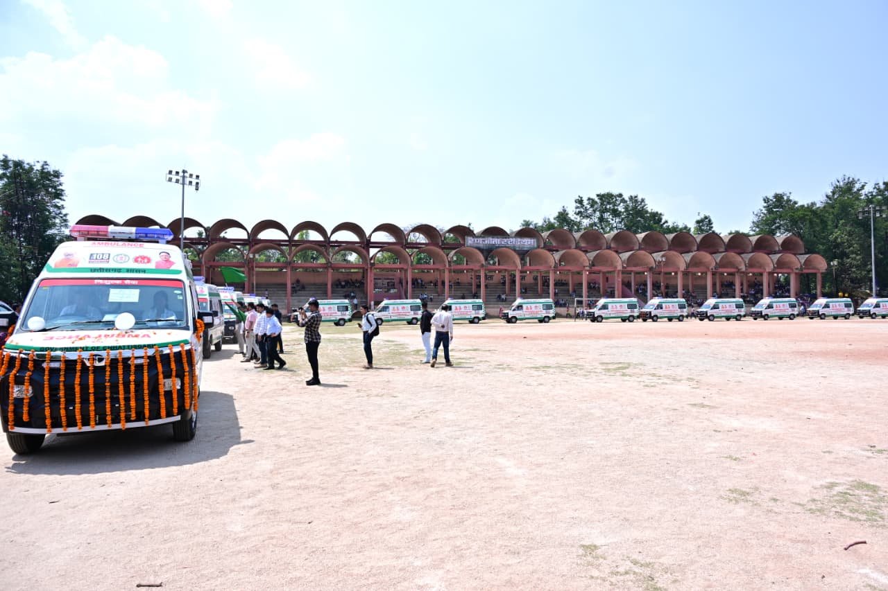 स्वास्थ्य सुविधाओं की विस्तार की दिशा में बड़ी पहल जिले को मिलीं 23 संजीवनी 108 एम्बुलेंस जिला पंचायत अध्यक्ष  सालिक साय सहित अन्य अतिथियों ने हरी झंडी दिखाया किया रवाना
