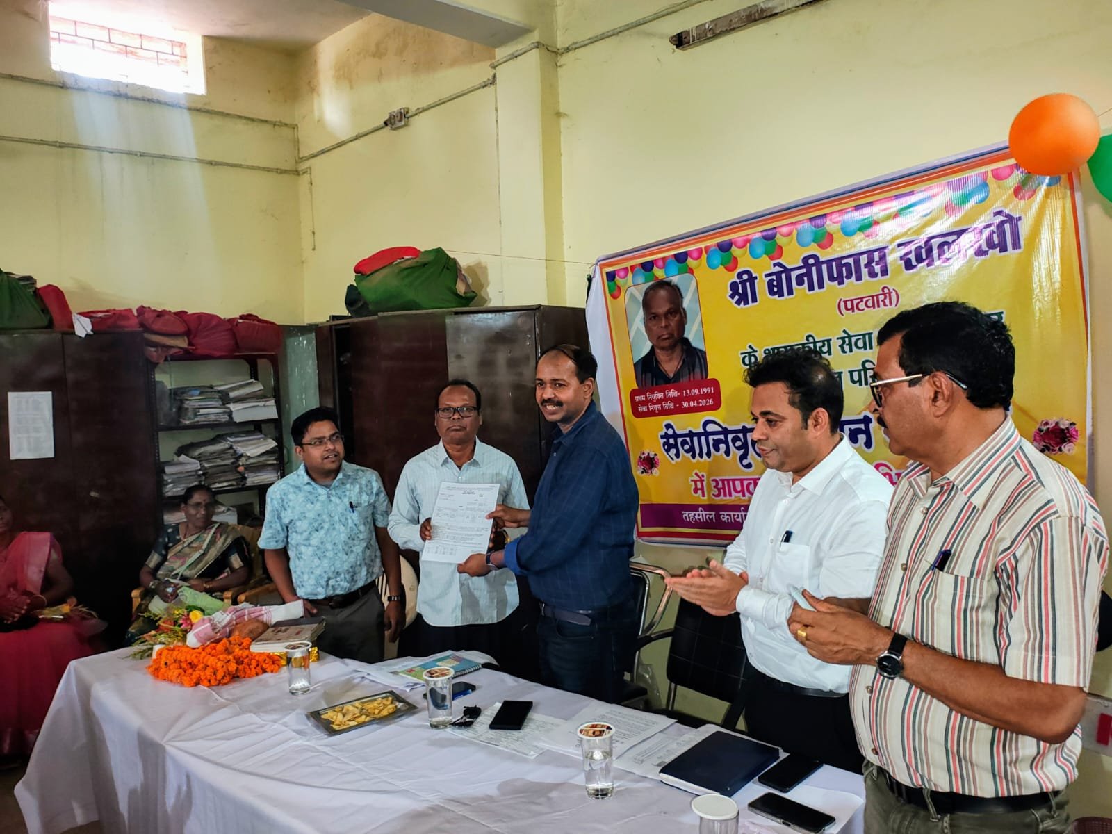 सेवानिवृत्ति के दिन ही पटवारी बोनिफास खलखो को मिला पीपीओ 34 वर्षों की सेवा का सम्मान, शाल-श्रीफल भेंट कर दी गई विदाई