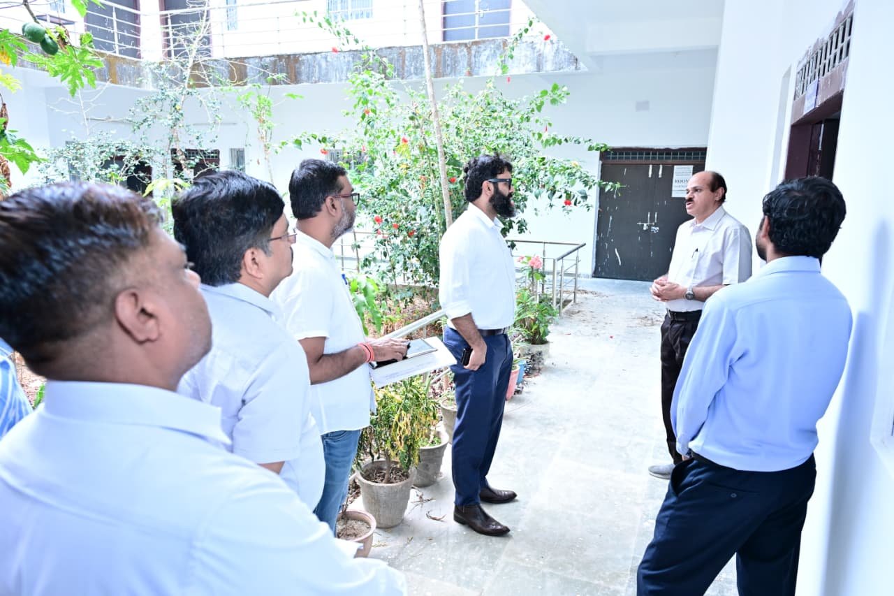कलेक्टर ने पालीटेक्निक कालेज का किया निरीक्षण भवन में वैकल्पिक व्यवस्था के तहत मेडिकल कॉलेज का संचालन किया जाना है संभावित भवन के लाइट पंखे और सभी जरूरी सुविधाएं सुनिश्चित करने के दिए निर्देश