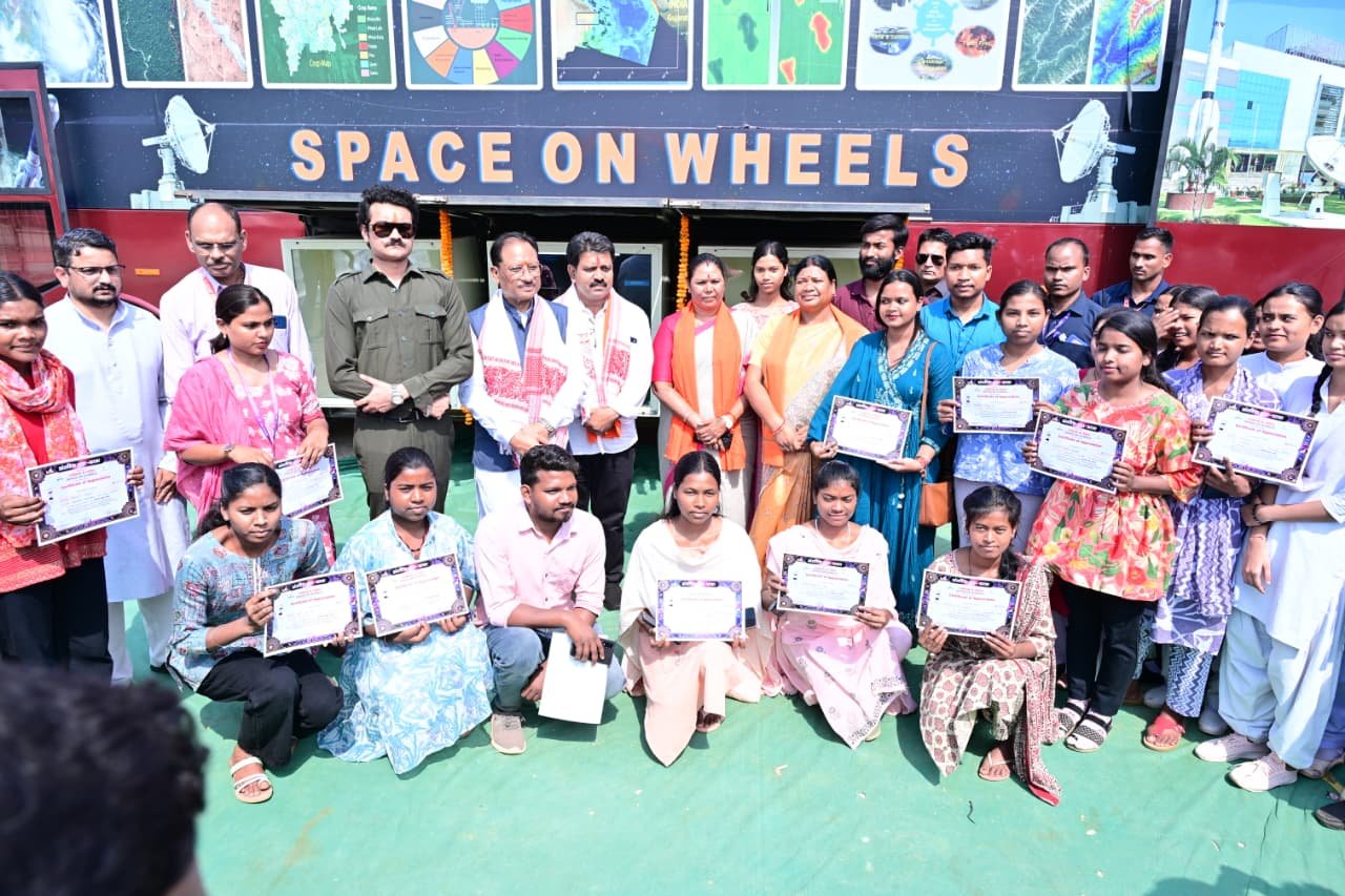 इसरो की स्पेस ऑन व्हील्स से जशपुर में विज्ञान की नई उड़ान मुख्यमंत्री श्री साय ने चलित अंतरिक्ष गाड़ी का किया अवलोकन मुख्यमंत्री को स्कूली बच्चों ने समझाया चंद्रयान, मंगलयान, पीएसएलवी, जीएसएलवी एवं रिमोट सेंसिंग अंतरिक्ष मॉडल को