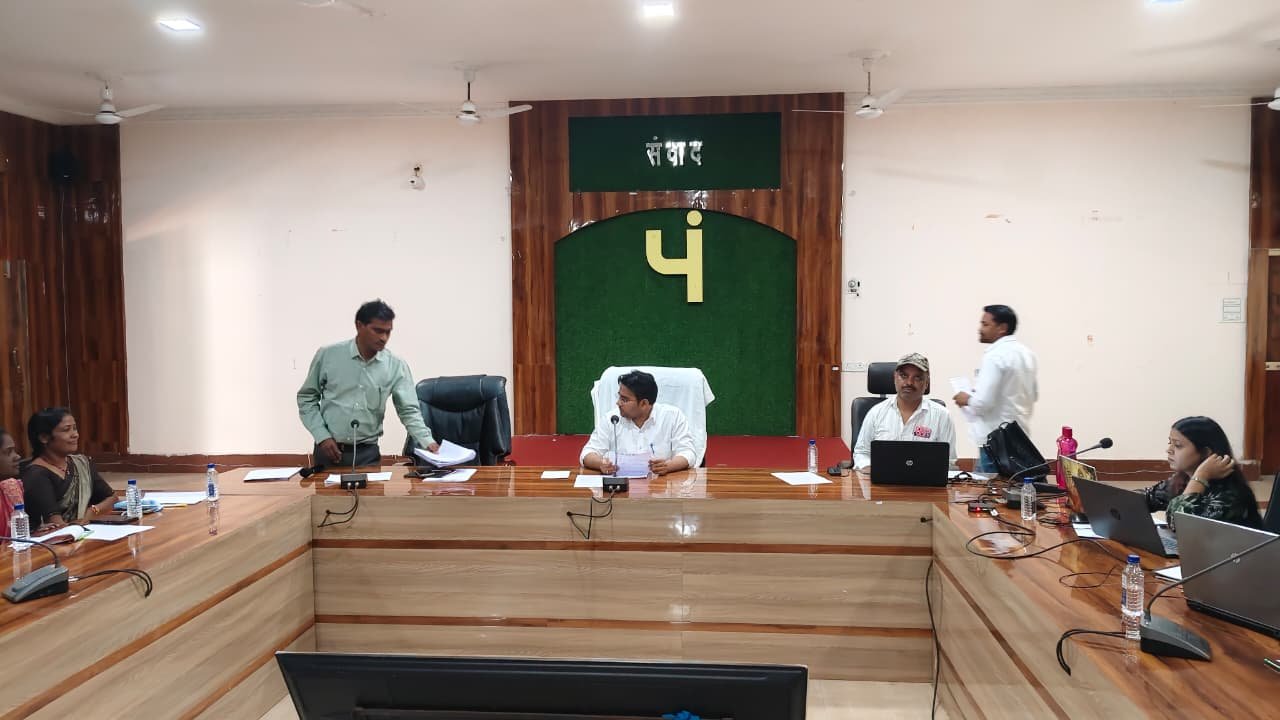 मुख्य कार्यपालन अधिकारी  अभिषेक कुमार ने अध्ययन भ्रमण से वापस आए सरपंचों से लिए सुझाव सरपंचों के लिए एक दिवसीय कार्यशाला का किया गया आयोजन