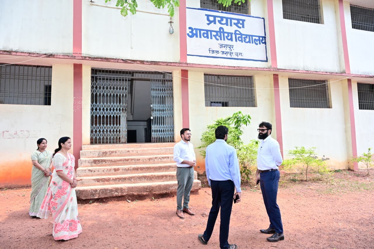 कलेक्टर ने प्रयास आवासीय विद्यालय का किया निरीक्षण बच्चों का रिजल्ट बेहतर नहीं आया तो संबंधित शैक्षणिक एजेंसी विद्या मंदिर और चौखंभा सोसायटी का ठेका होगा निरस्त