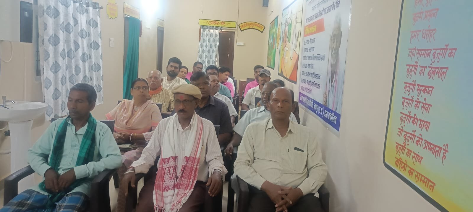 सियान गुड़ी बना वरिष्ठ नागरिकों के लिए संपूर्ण सेवा केंद्र मनोरंजन से लेकर स्वास्थ्य जांच तक एक ही छत के नीचे सुविधा मुख्यमंत्री  विष्णुदेव साय द्वारा उद्घाटित डे-केयर सेंटर में प्रतिदिन हो रही गतिविधियां फिजियोथैरेपी और आध्यात्मिक सत्र से मिल रहा लाभ