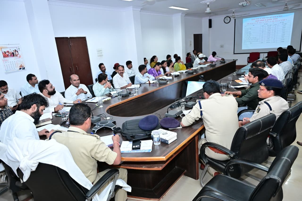 बिना लाइसेंस, ओवरस्पीड और यातायात नियम उल्लंघन पर होगी सख्त कार्रवाई कलेक्टर  रोहित व्यास की अध्यक्षता में सड़क सुरक्षा समिति की बैठक सम्पन्न ब्लैक स्पॉट सुधार, सड़को पर साइन बोर्ड व मार्किंग सुनिश्चित करने के दिए निर्देश