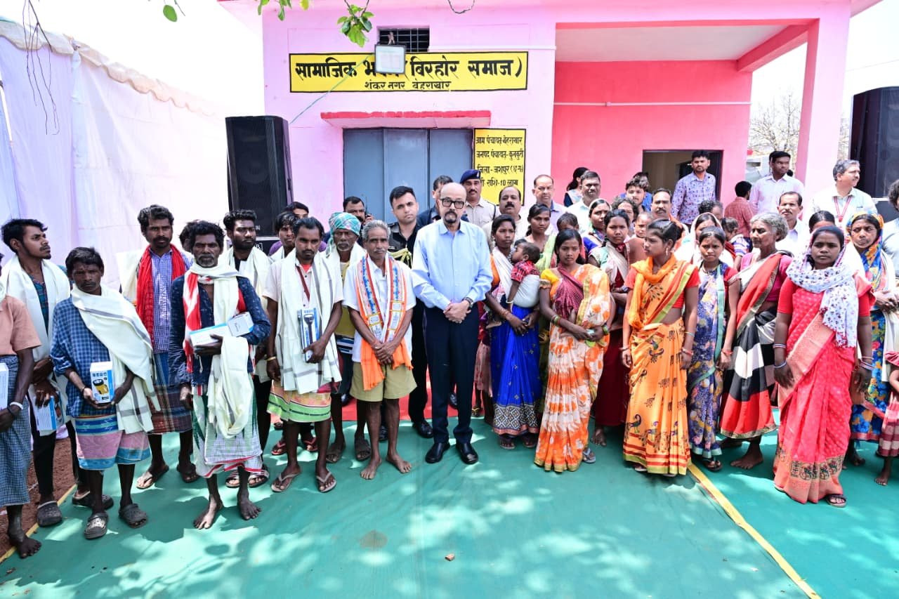 राज्यपाल  रमेन डेका ने ग्राम बहेराखार जाकर विशेष पिछड़ी जनजाति बिरहोर समुदायों से की आत्मीय मुलाकात