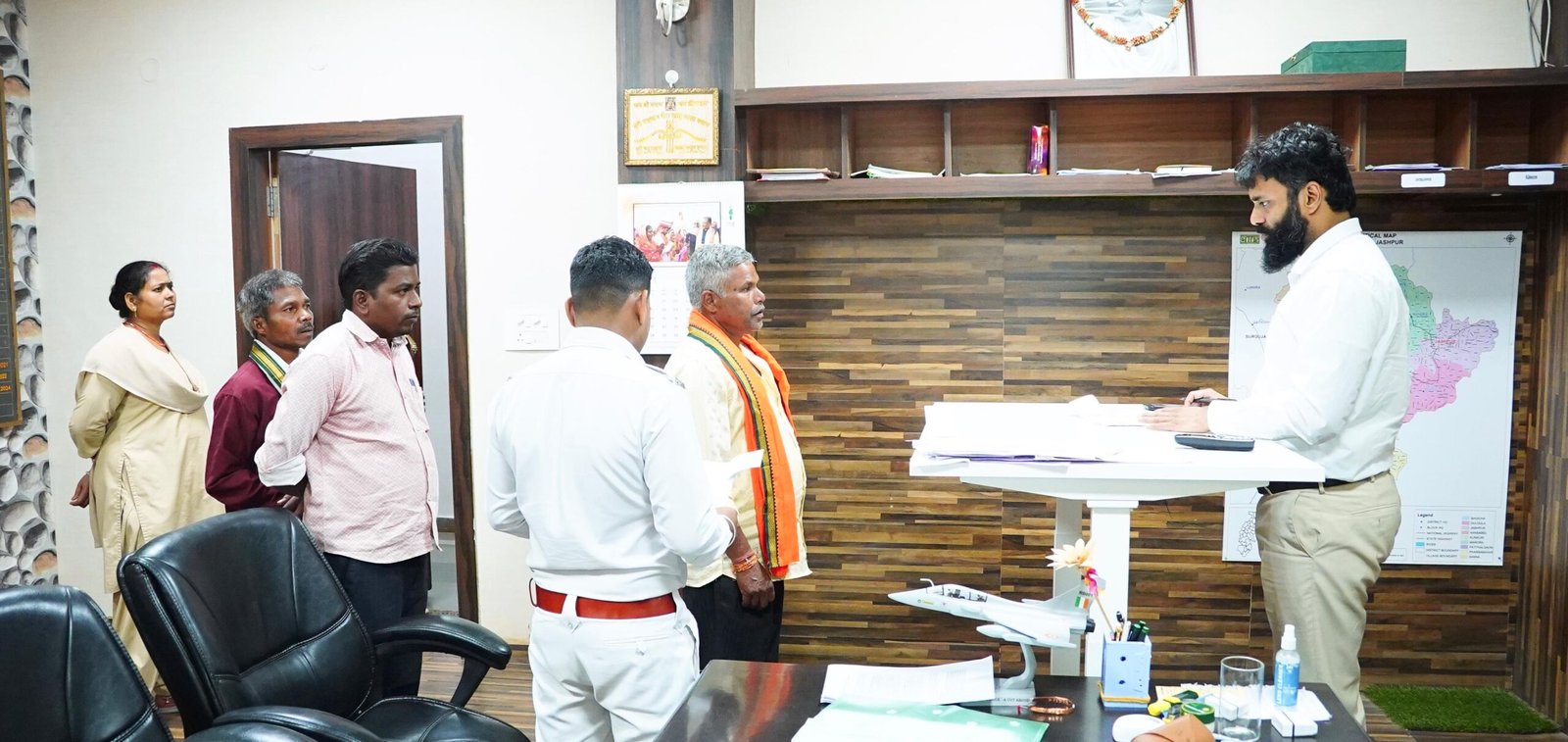 कलेक्टर  रोहित व्यास ने जनदर्शन में सुनी आमजन की समस्याएं अधिकारियों को समयबद्ध एवं पारदर्शी निराकरण के दिए निर्देश